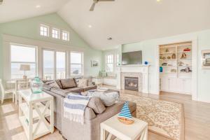 a living room with a couch and a fireplace at The Driftwood in Depoe Bay