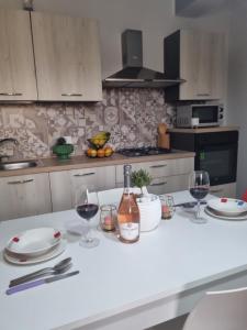 サン・ヴィート・ロ・カーポにあるCasa GIADAのキッチン(テーブル上にワイン2杯付)