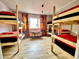 Zimmer mit 4 Etagenbetten und einem Fenster in der Unterkunft Lola backpacker's Hostel in Istanbul