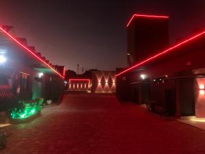 eine Straße in der Nacht mit roten und grünen Lichtern in der Unterkunft Up Motel in Ribeirão Preto