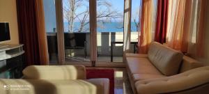 Кът за сядане в OneBeach Apartman