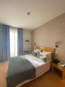 Un pat sau paturi într-o cameră la Hotel Sete Colinas