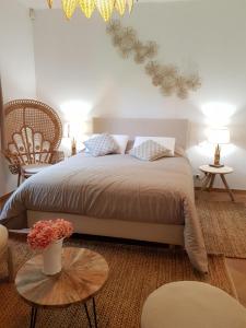 een slaapkamer met een bed en een tafel met bloemen erop bij Mas l aigo claro in Mouriès