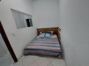 アングラ・ドス・レイスにあるAloha Casa por Temporada Angra dos Reisの白い部屋のベッド1台