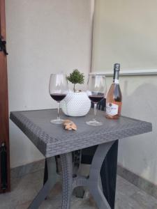 サン・ヴィート・ロ・カーポにあるCasa GIADAのワイングラス2杯とワイン1本付きのテーブル