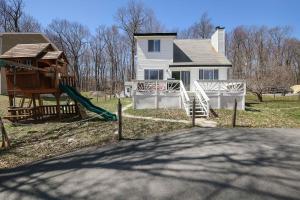 een huis met een speeltuin voor een huis bij Cozy Poconos Mountain House with 3 bedrooms in Tobyhanna