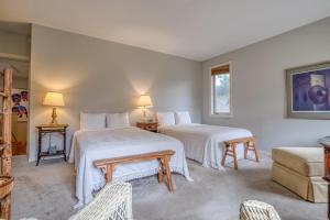 Ένα ή περισσότερα κρεβάτια σε δωμάτιο στο Oceanfront Retreat - Meredith Lodging
