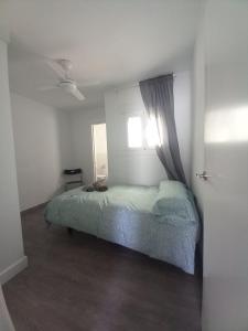 - une chambre avec un lit vert et une fenêtre dans l'établissement Casa Centro Histórico Almería - Jayrán, à Almería
