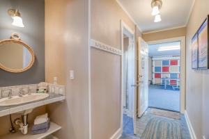 une salle de bain avec un lavabo et une douche à l'italienne dans l'établissement DaySea Cottage, à Lincoln City 76 autres photos
