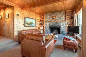 un salon avec un canapé et une cheminée dans l'établissement Salal Bluff, à Lincoln City