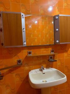 y baño con lavabo y espejo. en Casa vacanze Antolia en Abatemarco