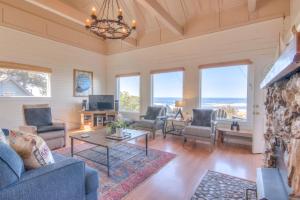 un salon rempli de meubles et d'un lustre dans l'établissement Changing Shores, à Lincoln City