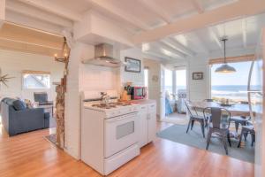 une cuisine et une salle à manger avec une table et une salle à manger dans l'établissement Changing Shores, à Lincoln City