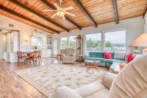 un soggiorno con un divano e un tavolo di Payn House a Yachats