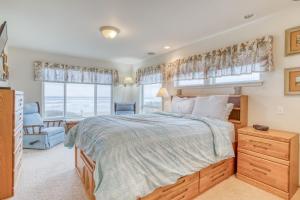 una camera da letto con un letto grande e una finestra di Payn House a Yachats