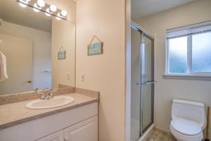 un bagno con lavandino, WC e specchio di Payn House a Yachats Altre 29 foto