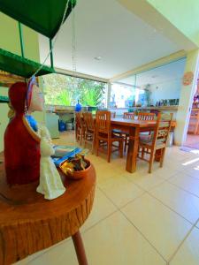 una figura de una mujer sentada sobre una mesa en Casa Pedra da Canastra en São José do Barreiro