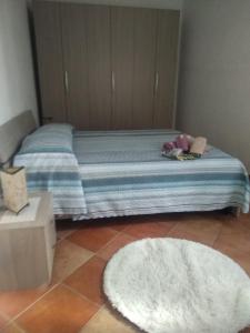 1 dormitorio con 1 cama con alfombra blanca en Villa Caterina, en Ioppolo