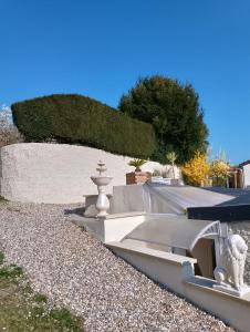 een stenen trap in een tuin met een standbeeld bij Magnifique maison Dans un village du Vexin in Ableiges