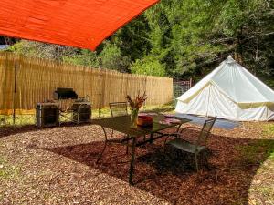 Zahrada ubytování Glamping in the Redwoods with a hot tub!