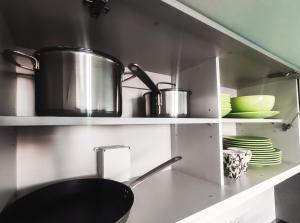 uma cozinha com um lavatório e um vaso numa prateleira em Debaixo das Estrelas em Aveiro