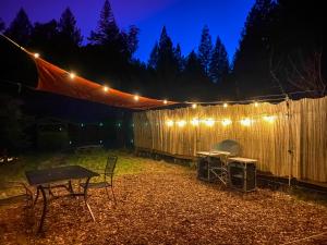 Fotografie z fotogalerie ubytování Glamping in the Redwoods with a hot tub! v destinaci Garberville