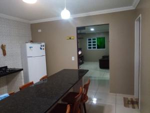 uma cozinha com bancada e geladeira em Aconchego em Maragogi