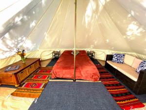 Posezení v ubytování Glamping in the Redwoods with a hot tub!
