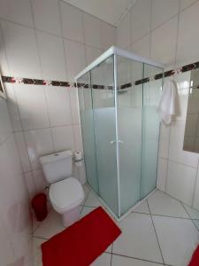 Un baño con inodoro y ducha de cristal. en Suite Borboleta, en Ilhabela 8 fotos más