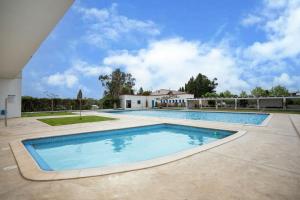 una gran piscina frente a una casa en Apartamento Edificio la Masía, en Roses