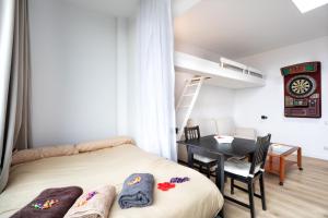 1 dormitorio con cama, mesa y reloj en Apartamento Edificio la Masía, en Roses 17 fotos más