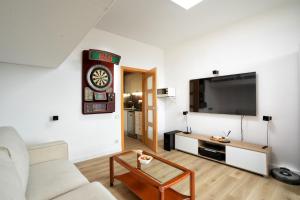 Una televisión o centro de entretenimiento en Apartamento Edificio la Masía