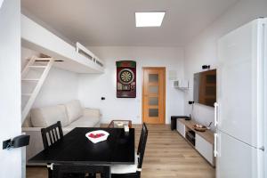 ein Wohnzimmer mit einem Esstisch und einer Küche in der Unterkunft Apartamento Edificio la Masía in Roses