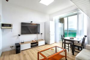 Una televisión o centro de entretenimiento en Apartamento Edificio la Masía