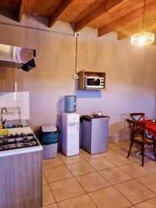 una cucina con piano di lavoro e piano cottura forno superiore di Cabañas Antay, antes Casa Kirckir a San Pedro de Atacama