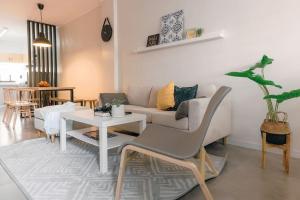 Two Bedroom Residential Home with own parking tesisinde bir oturma alanı