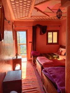 Habitación con 2 camas y ventana en Riad Atlas Sultana, en Imlil