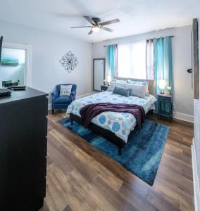 een slaapkamer met een bed en een plafondventilator bij Robin's Nest - Miami U, Weddings or Spooky Nook! in Hamilton