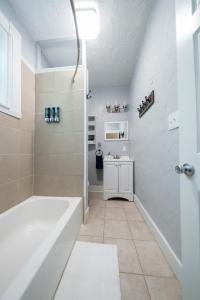 Phòng tắm tại Robin's Nest - Miami U, Weddings or Spooky Nook!