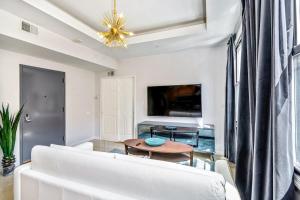 sala de estar con sofá blanco y mesa en Classic Modern with a splash of Glam 2BD Apt, en Filadelfia