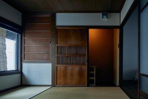 um quarto vazio com uma porta e uma prateleira em YADORU KYOTO HANARE Mizunoe No Yado em Quioto