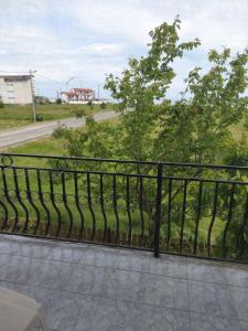 une clôture sur un balcon avec vue sur une rue dans l'établissement Casa Liam- casa la cheie, à Costinesti