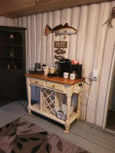 un tavolo in una stanza con un pesce sul muro di Fisherman's Cabin a New Port Richey