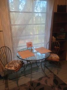 un tavolo con due sedie e una finestra di Fisherman's Cabin a New Port Richey Altre 4 foto