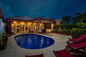 een zwembad in de achtertuin van een huis 's nachts bij Aonang Symphony 3 Bedrooms Private Pool Villas in Ao Nang Beach