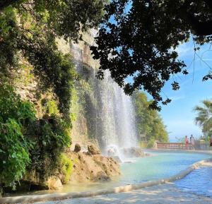 una cascada junto a un cuerpo de agua en Studio Magenta en Niza