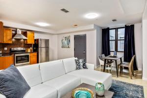 A seating area at Spacious 1BD Apt in the heart of City