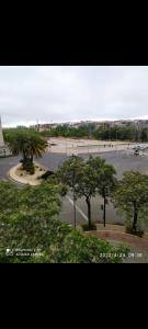 - une vue sur un parking avec des arbres et une rue dans l'établissement Cordoba Luxury Home, à Cordoue