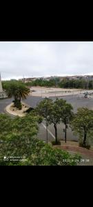 vistas a un aparcamiento con árboles y una calle en Cordoba Luxury Home, en Córdoba
