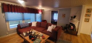 sala de estar con sofá y mesa en Well-equipped Beachside Cottage, en Mönsterås